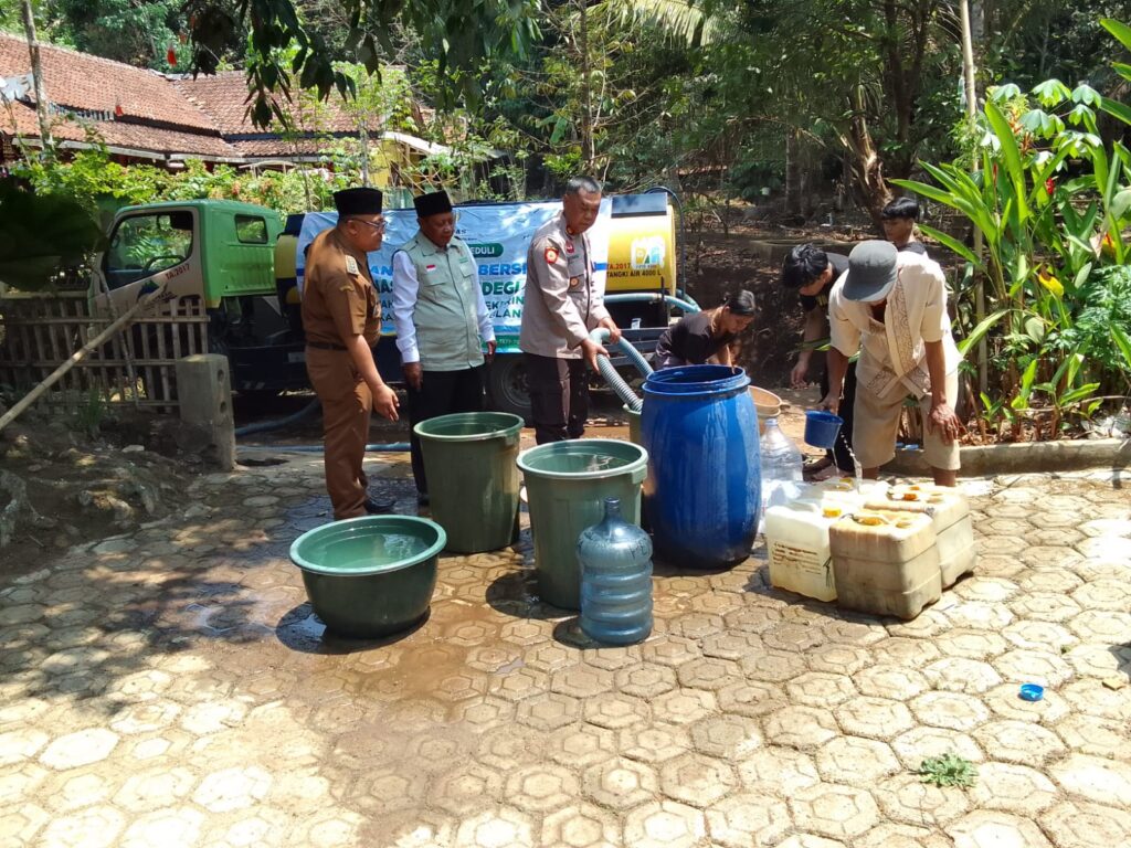 Polsek Bojong Berkolaborasi Salurkan Bantuan Air Bersih kepada Warga yang Dilanda Kekeringan 7 WhatsApp Image 2023 10 17 at 12.42.12