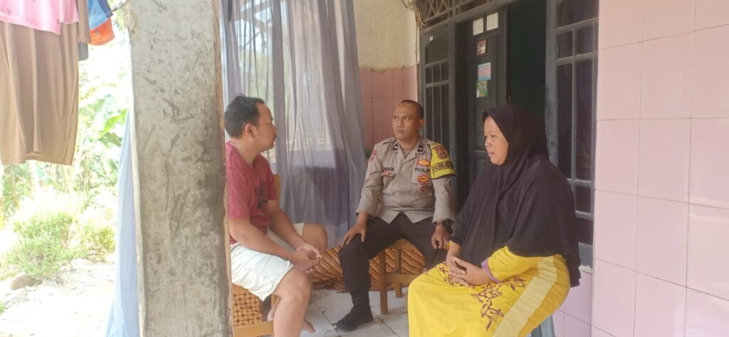 Bhabinkamtibmas Polsek Pandeglang Menguatkan Kehadiran Polisi di Wilayah Kp. Pakuhaji Tengah 8 WhatsApp Image 2023 10 17 at 12.45.27