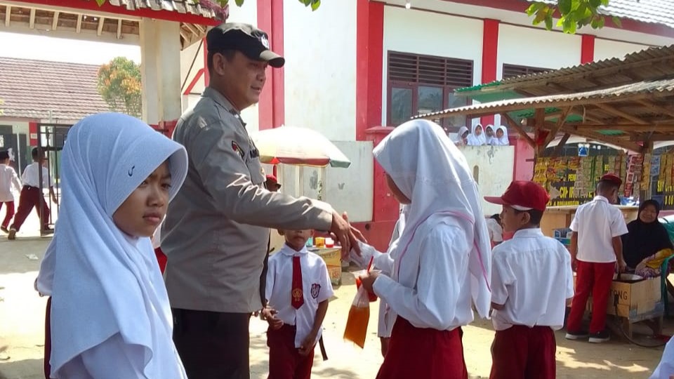 Patroli Dialogis di Wilayah Polsek Cikeusik Gencar Digelar dalam Upaya Jaga Kamtibmas 2 WhatsApp Image 2023 10 17 at 14.13.33