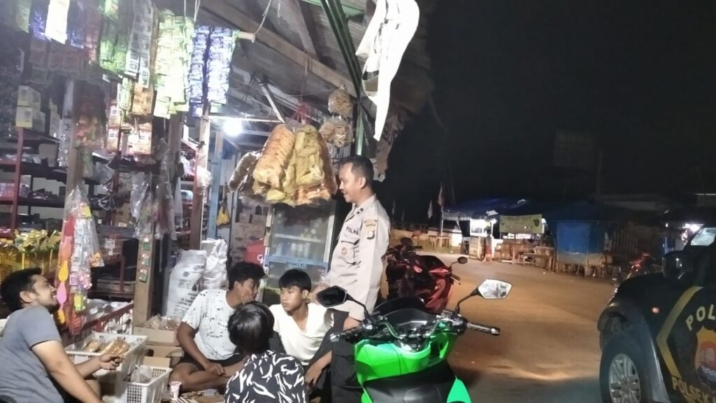 Polsek Munjul Melaksanakan Patroli Malam untuk Menjaga Keamanan dan Kesehatan Masyarakat 4 WhatsApp Image 2023 10 17 at 14.35.20