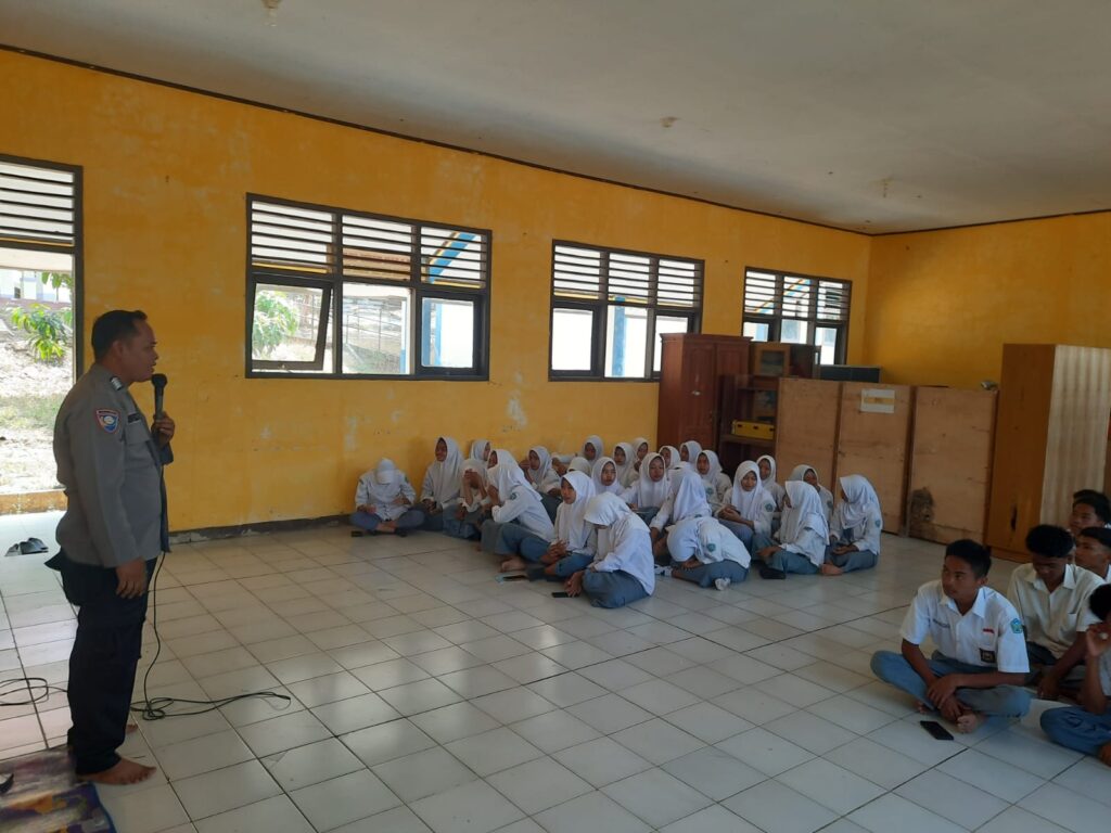 Polsek Cigeulis: Upaya Pencegahan Kenakalan Remaja di SMKN 17 Pandeglang 7 WhatsApp Image 2023 10 17 at 14.37.14