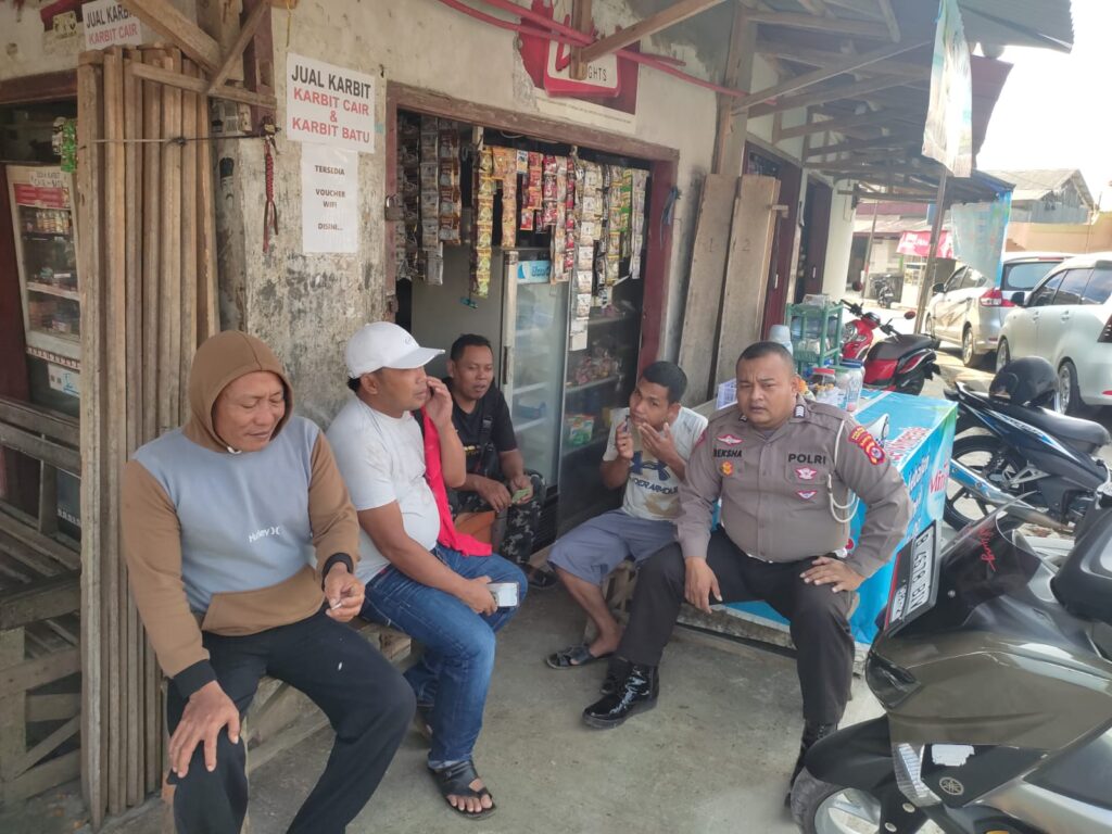 Polsek Cibaliung Melaksanakan Door to Door Sambang ke Masyarakat untuk Perkuat Hubungan dan Berikan Himbauan Kamtibmas 8 WhatsApp Image 2023 10 17 at 14.50.27