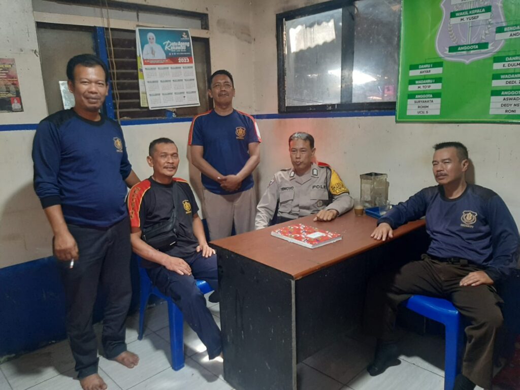 Polsek Pandeglang Melalui Bhabinkamtibmas Sambangi Satpam Pasar Plaza Pandeglang 9 WhatsApp Image 2023 10 18 at 10.18.56
