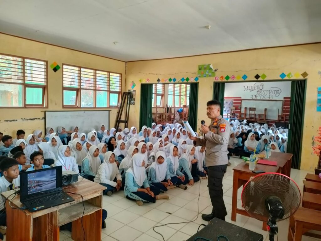 Kapolsek Cibaliung Sosialisasikan Pencegahan Perundungan kepada Siswa MTSN 3 Pandeglang 3 WhatsApp Image 2023 10 18 at 10.37.15