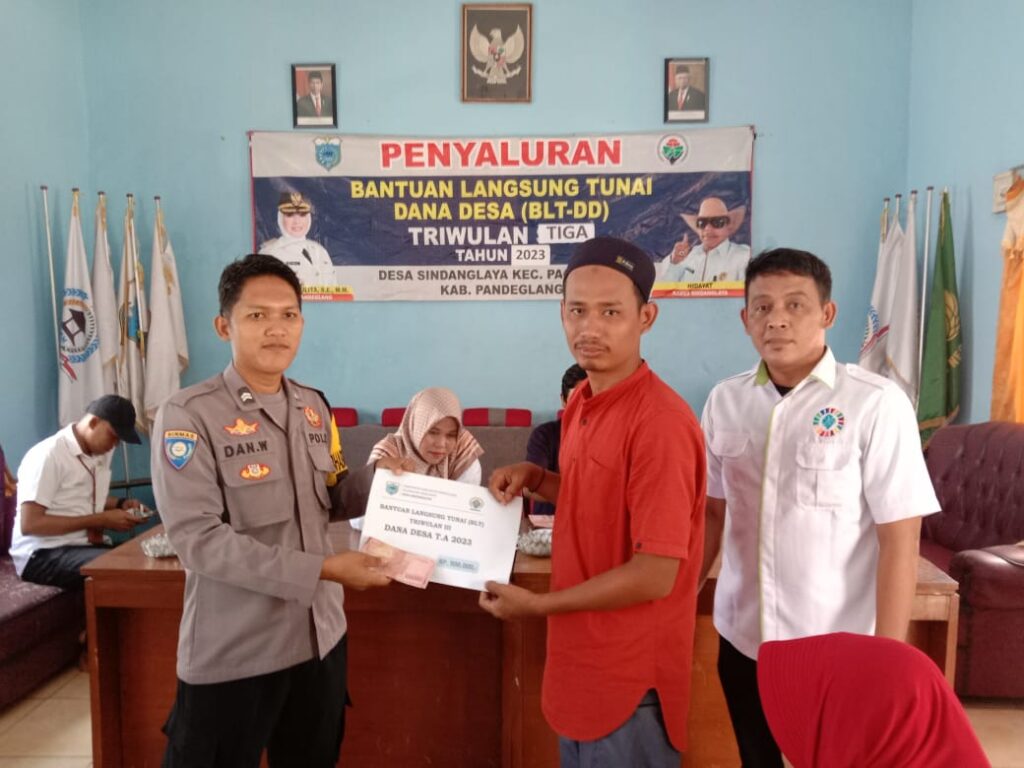 Bhabinkamtibmas Polsek Pagelaran Pantau Penyaluran BLT 9 WhatsApp Image 2023 10 18 at 10.39.02
