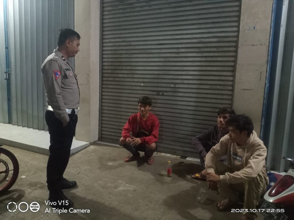 Patroli Malam Hari oleh Polsek Menes Membantu Masyarakat Merasa Aman 10 WhatsApp Image 2023 10 18 at 19.28.24