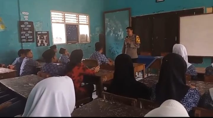 Bhabinkamtibmas Polsek Pandeglang Sosialisasi Pencegahan Bullying dan Kenakalan Remaja di MTS Cikondang 9 WhatsApp Image 2023 10 18 at 19.33.33