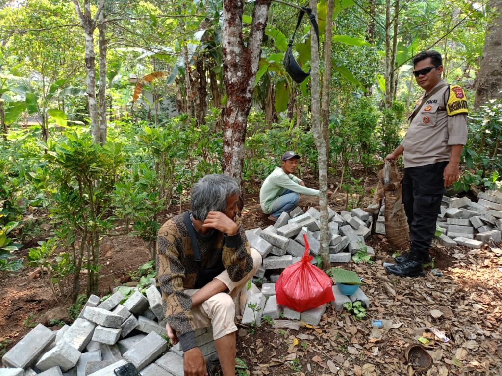 Bhabinkamtibmas Polsek Pandeglang Sambangi Warga dan Monitor Pemasangan Paving Blok di Kp. Cilaja Kec. Pandeglang 6 WhatsApp Image 2023 10 18 at 21.49.09