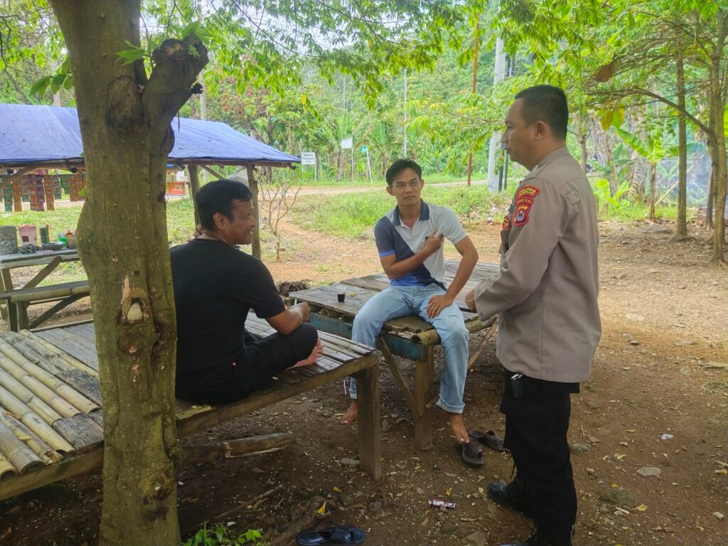 Bhabinkamtibmas Polsek Panimbang Lakukan Patroli dan Sambang Dialogis untuk Meningkatkan Kamtibmas 7 WhatsApp Image 2023 10 18 at 21.50.48