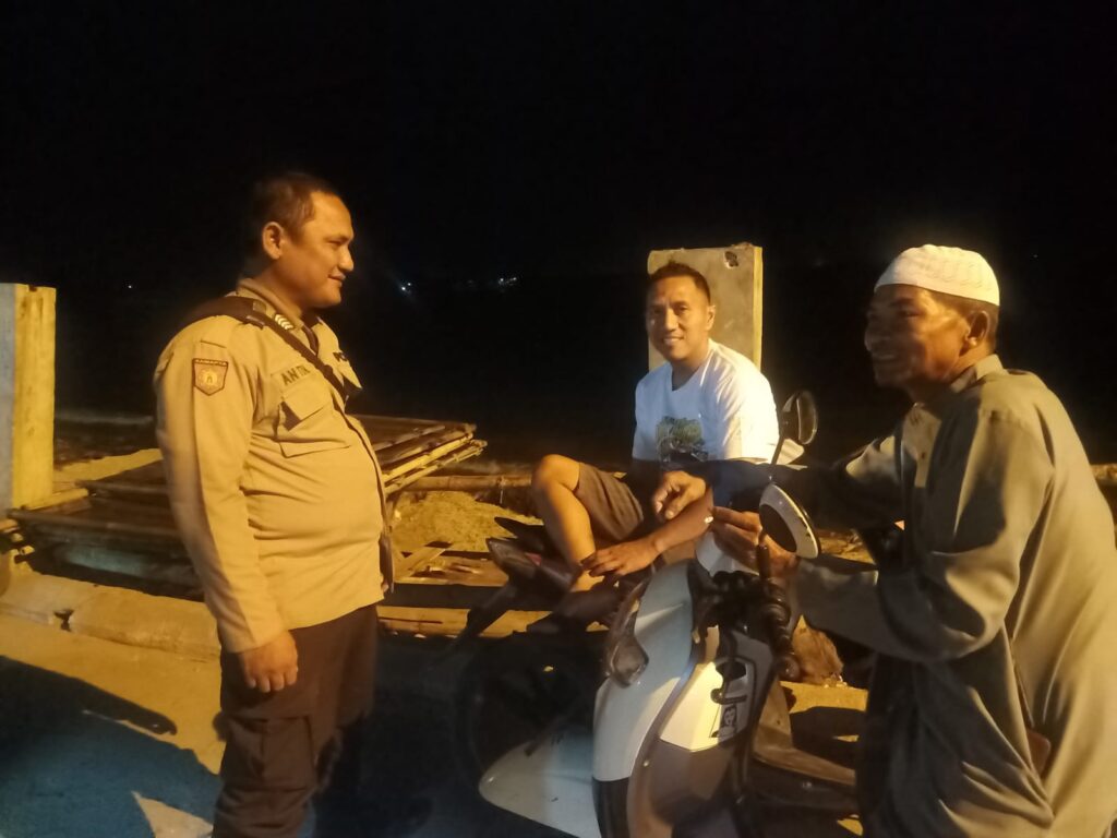 Polsek Labuan Tingkatkan Patroli Jalan Kaki dan Sambang Dialogis Untuk Kepuasan dan Keamanan Masyarakat 1 WhatsApp Image 2023 10 19 at 10.42.42