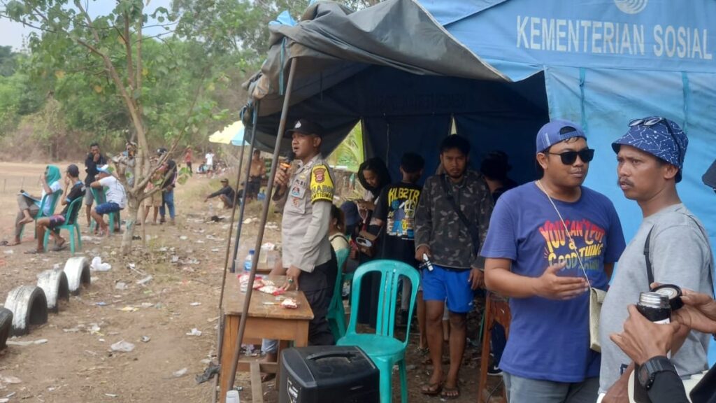 Polsek Carita Berikan Pengamanan Lomba Layang-layang di Lapangan Jendral Desa Sukajadi 5 WhatsApp Image 2023 10 19 at 19.35.37