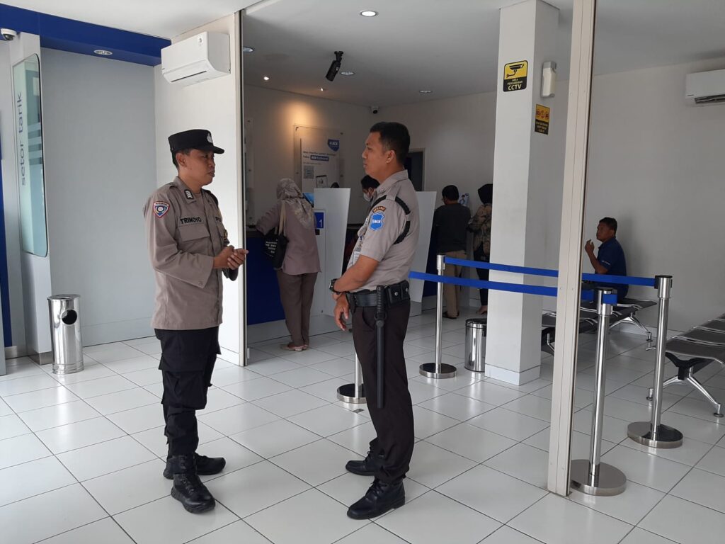 Bhabinkamtibmas Polsek Pandeglang Lakukan Kunjungan ke Bank BCA Pandeglang 6 WhatsApp Image 2023 10 19 at 19.40.37