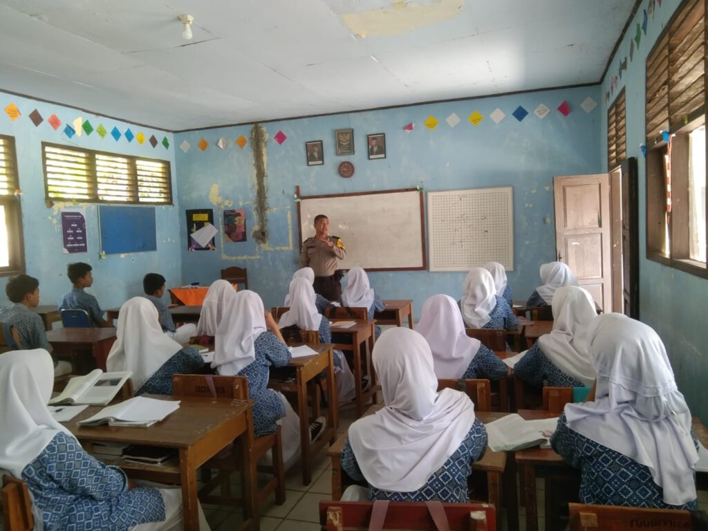 Polsek Cikedal Sosialisasi Pencegahan Perundungan di MTS 5 Pandeglang 4 WhatsApp Image 2023 10 19 at 19.44.45