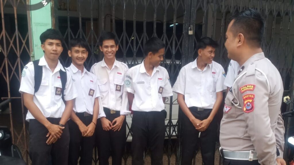Polsek Menes Patroli dan Memberikan Himbauan kepada Anak Sekolah 5 WhatsApp Image 2023 10 20 at 13.17.05