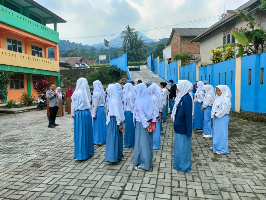 Polsek Pulosari Sosialisasi Pencegahan Perundungan di SMK NEGERI 10 Pandeglang 3 WhatsApp Image 2023 10 20 at 13.26.44