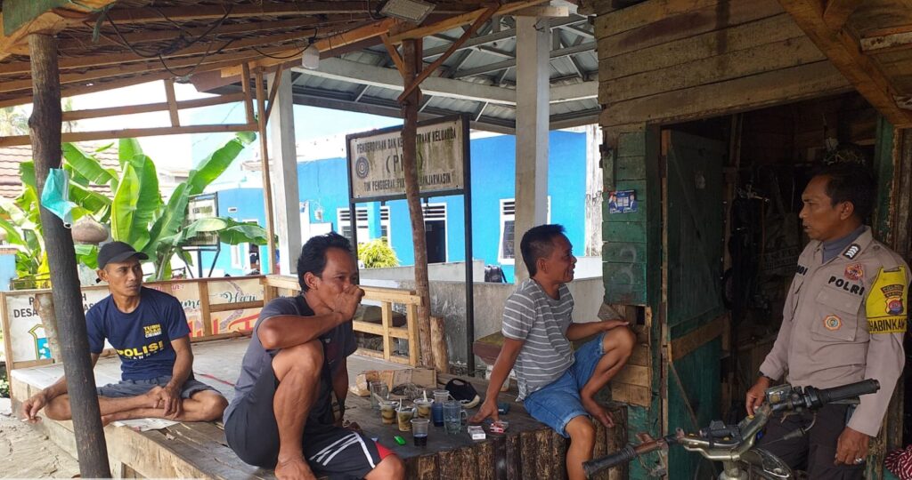 Polsek Carita Sambangi Warga di Desa Banjarmasin untuk Tingkatkan Keamanan dan Ketertiban 9 WhatsApp Image 2023 10 20 at 13.50.44