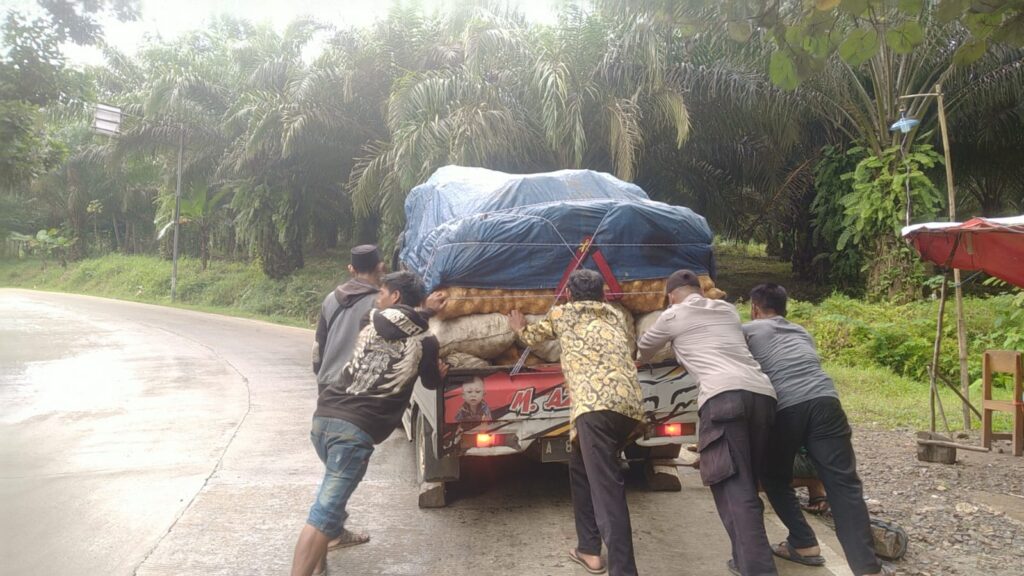 Kanit Sabhara Polsek Munjul Bantu Mendorong Mobil di Tanjakan 3 WhatsApp Image 2023 10 20 at 14.25.58