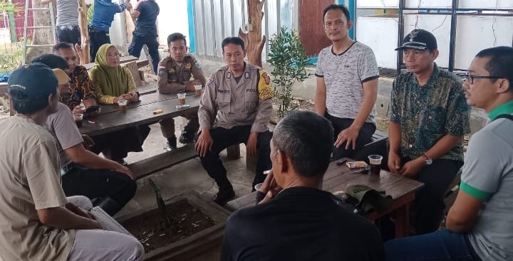 Bhabinkamtibmas Polsek Pandeglang Bantu Penyelesaian Masalah Tumbangnya Pohon 4 WhatsApp Image 2023 10 20 at 14.29.58