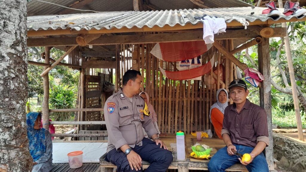 Bhabinkamtibmas Polsek Pandeglang Terus Pererat Silaturahmi dan Jaga Kamtibmas 2 WhatsApp Image 2023 10 20 at 14.40.21