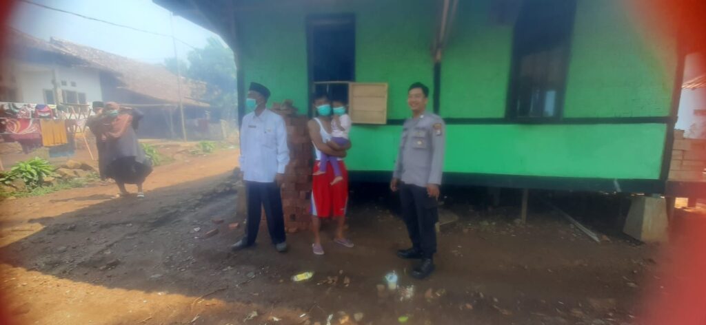 Bhabinkamtibmas Polsek Cimanuk Terus Meningkatkan Kedekatan dengan Warga 3 WhatsApp Image 2023 10 20 at 14.58.09