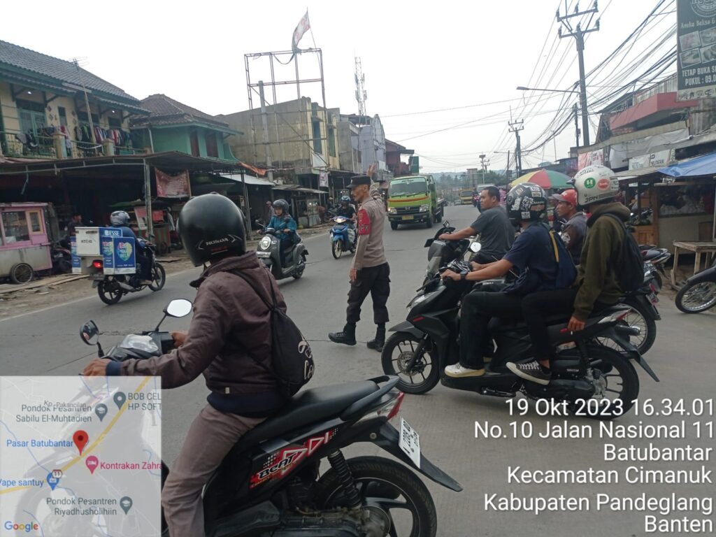 Personil Polsek Cimanuk Berikan Pelayanan Unggul dengan Pengaturan Lalu Lintas 4 WhatsApp Image 2023 10 20 at 15.04.39