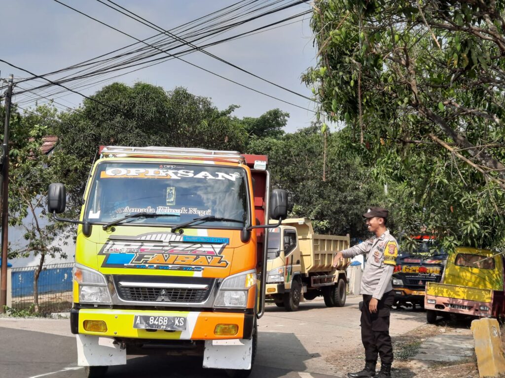 Polsek Cigeulis Rutin Melaksanakan Pengaturan Lalu Lintas untuk Ciptakan Ketertiban dan Kenyamanan 5 WhatsApp Image 2023 10 20 at 15.07.37