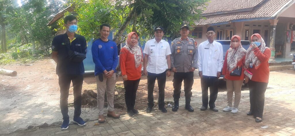 Polsek Cimanuk Polres Pandeglang Melaksanakan Fogging untuk Mencegah DBD 7 WhatsApp Image 2023 10 20 at 15.12.26