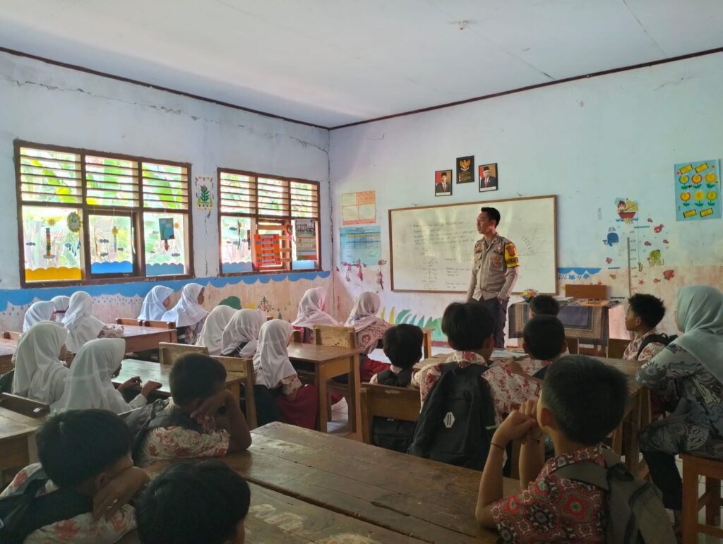 Polsek Cigeulis Melakukan Pembinaan untuk Mencegah Kenakalan Remaja dan Bullying di SDN Tarumannagara 3 1 WhatsApp Image 2023 10 21 at 07.52.05