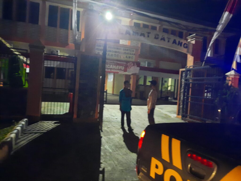 Polsek Bojong Gelar Patroli Malam untuk Mewujudkan Kamtibmas Aman dan Nyaman 8 WhatsApp Image 2023 10 21 at 07.59.02