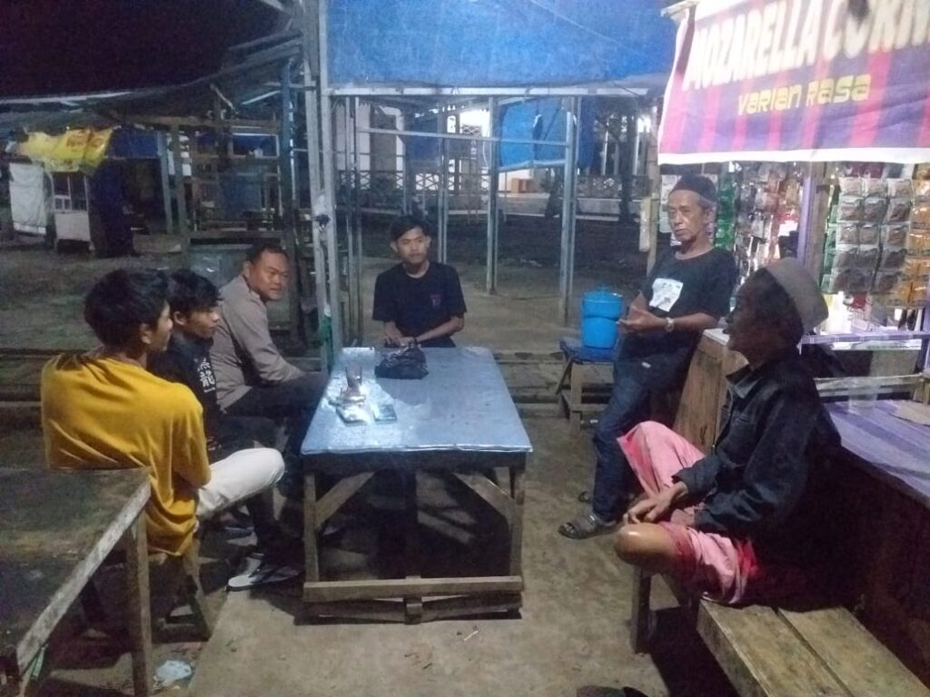 Patroli Sambang Bhabinkamtibmas Polsek Menes: Antisipasi Gangguan Kamtibmas di Malam Hari 6 WhatsApp Image 2023 10 21 at 08.04.06