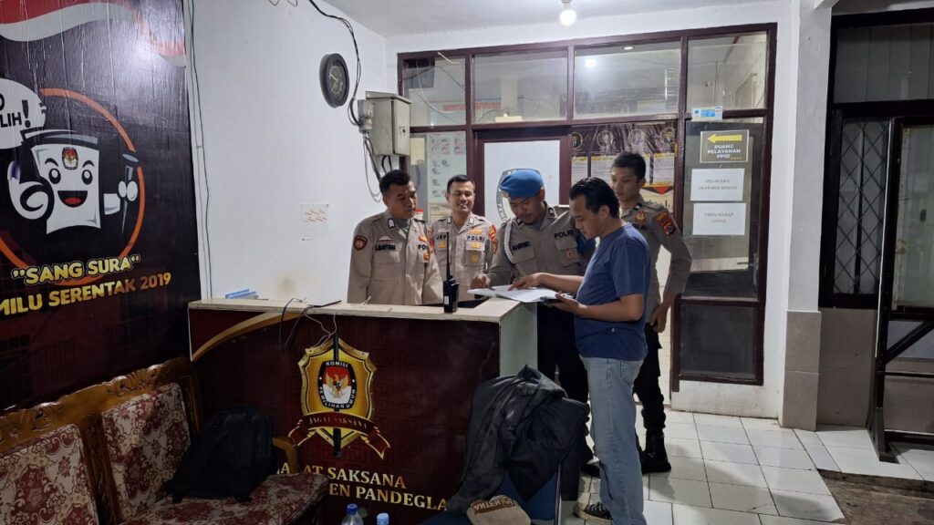 Sie Propam Polres Pandeglang Cek Personil Piket Kantor KPU Pandeglang 2 WhatsApp Image 2023 10 21 at 09.59.47