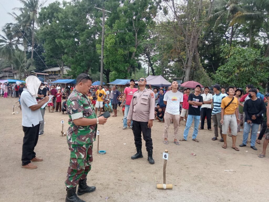 Kanit Binmas Polsek Carita Amankan Lomba Layang-Layang di Lapangan Jendral Desa Sukajadi 5 WhatsApp Image 2023 10 21 at 17.41.23