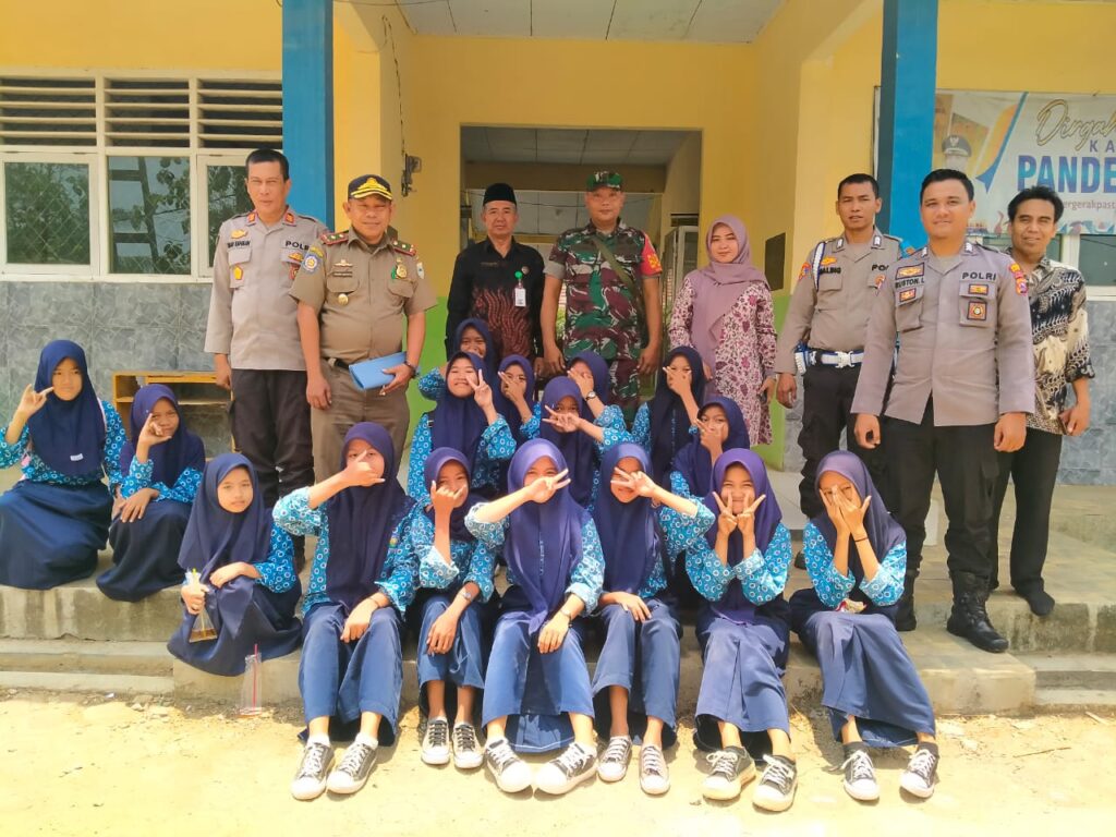 Cegah Kenakalan Remaja, Kapolsek Angsana Beserta Bhabinkamtibmas Sambangi SMPN 2 Angsana 10 WhatsApp Image 2023 10 21 at 17.43.02