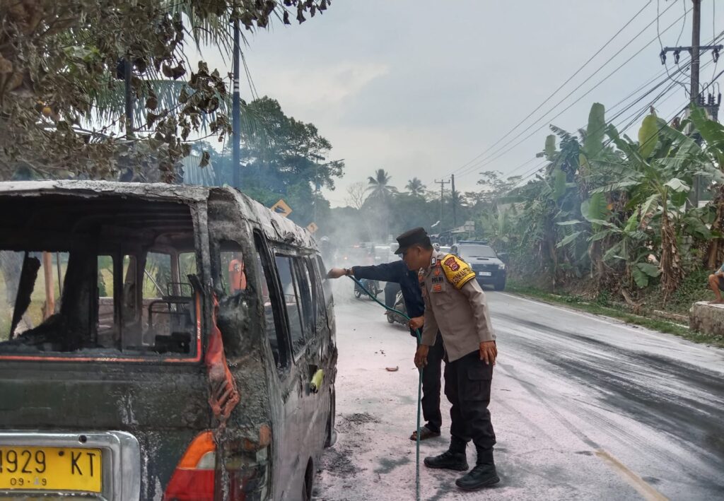 Polsek Cikedal Berhasil Padamkan Kebakaran Angkot di Jalan Raya Labuan Pandeglang 4 WhatsApp Image 2023 10 21 at 17.43.52
