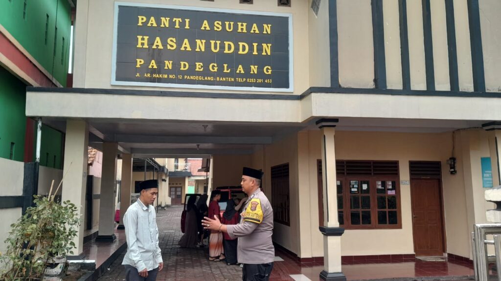 Bhabinkamtibmas Polsek Pandeglang Sambangi Panti Asuhan Hasanudin 8 WhatsApp Image 2023 10 21 at 17.46.29