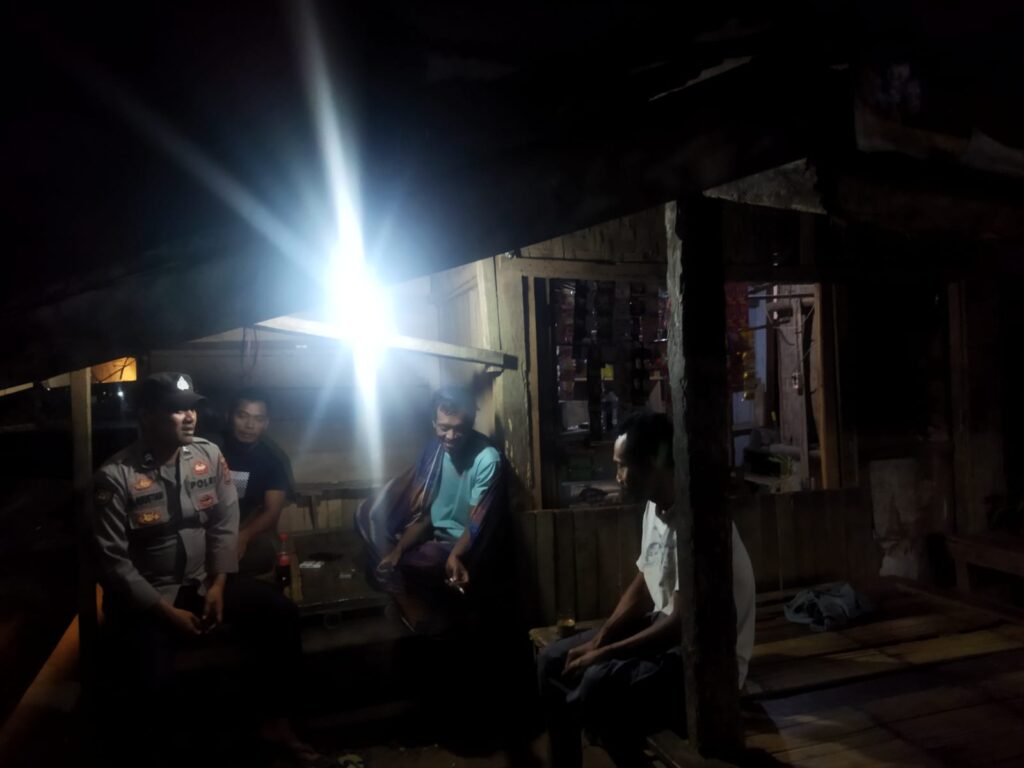 Polsek Cimanggu Melaksanakan Patroli Malam untuk Ciptakan Kamtibmas yang Aman dan Kondusif 1 WhatsApp Image 2023 10 22 at 10.54.51