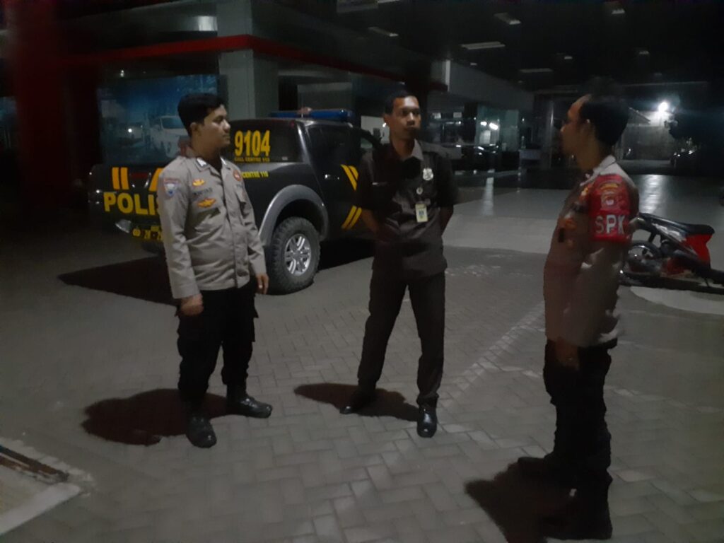 Polsek Banjar Gelar Patroli Malam Cegah Gangguan Kamtibmas dan Kriminalitas 7 WhatsApp Image 2023 10 22 at 11.12.27