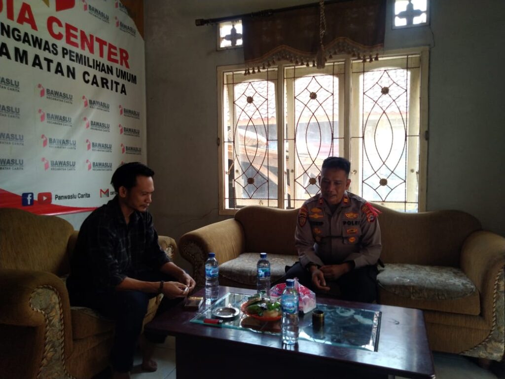 Kapolsek Carita Silaturahmi ke Sekretariat Panwaslu, Bahas Keamanan Pemilu 2024 10 WhatsApp Image 2023 10 23 at 11.06.13