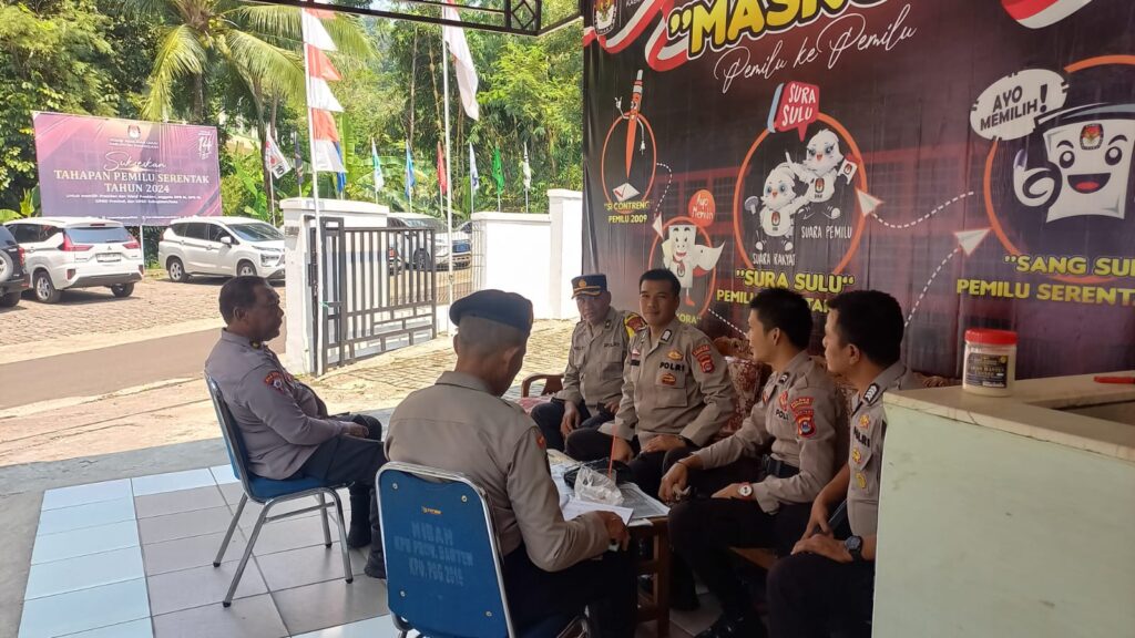 Kasat Pam Obvit Polres Pandeglang Cek Anggota Jaga Kantor KPU 4 WhatsApp Image 2023 10 23 at 12.40.27