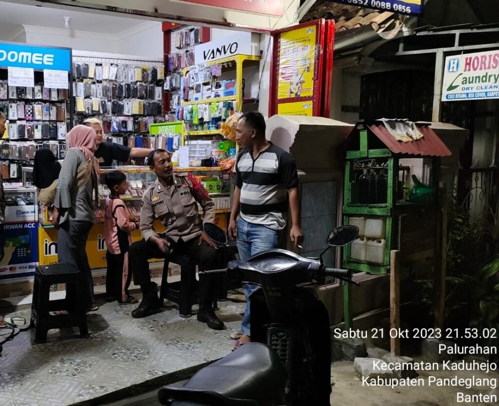 Polsek Banjar Melaksanakan Patroli Malam Presisi untuk Pencegahan Gangguan Kamtibmas dan Kriminalitas 7 WhatsApp Image 2023 10 23 at 15.20.40