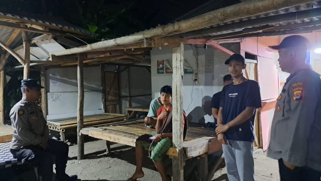 Polsek Sumur Melaksanakan Patroli Malam untuk Mempertahankan Kamtibmas 3 WhatsApp Image 2023 10 23 at 19.41.12