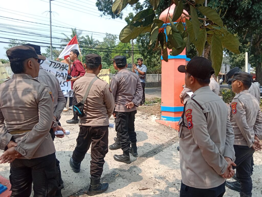 Polres Pandeglang Amankan Aksi Unjuk Rasa di Kantor BPBD 9 WhatsApp Image 2023 10 24 at 13.55.44