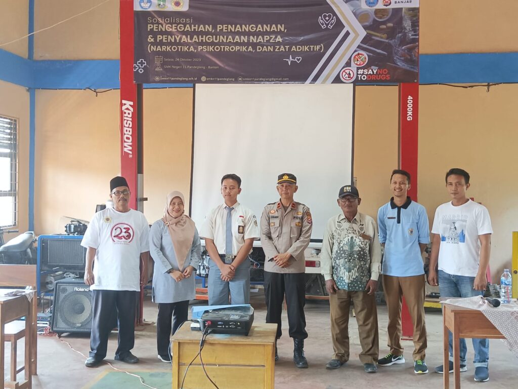Polsek Banjar Sosialisasi Pemberantasan Kenakalan Remaja, Narkotika, dan Ancaman Bullying di SMKN 11 Pandeglang 4 WhatsApp Image 2023 10 24 at 19.06.16