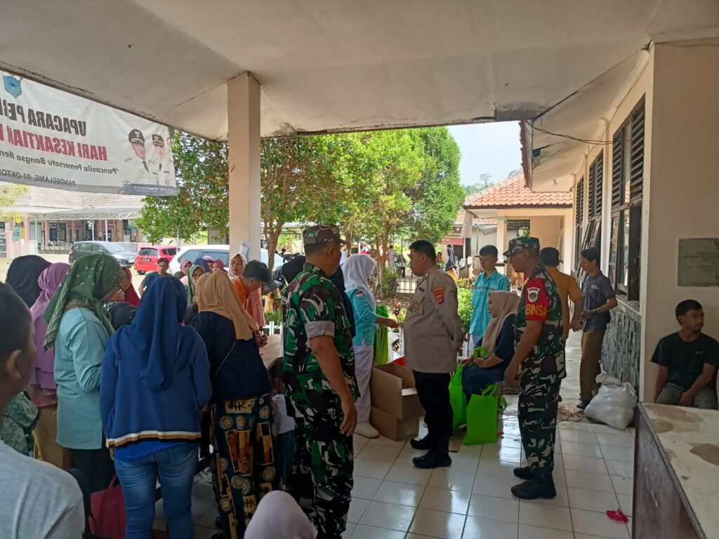 Kapolsek Cikedal Awasi Penyaluran Bantuan Pangan untuk Keluarga Rawan Stunting 6 WhatsApp Image 2023 10 24 at 19.08.29