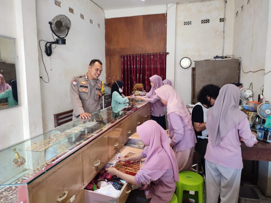 Polsek Cibaliung: Polisi Hadir di Tengah Masyarakat, Menjalin Komunikasi dan Menyerap Informasi 5 WhatsApp Image 2023 10 25 at 20.12.45