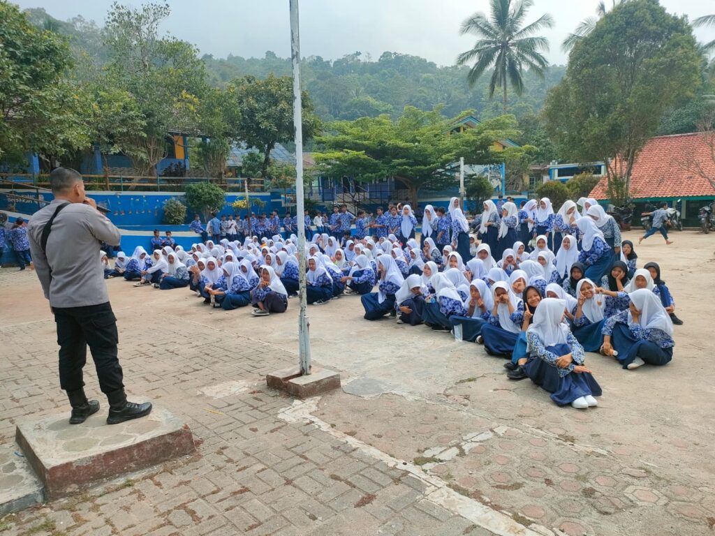 Polsek Pulosari: Sosialisasi Pencegahan Perundungan di SMPN 2 Pulosari 2 WhatsApp Image 2023 10 25 at 20.18.34