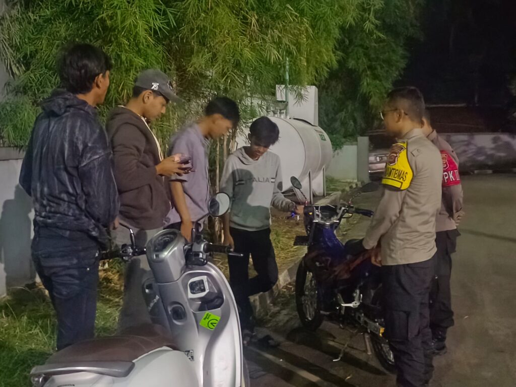 Polsek Banjar Melancarkan Giat Patroli Malam Guna Memelihara Ketertiban 5 WhatsApp Image 2023 10 26 at 09.12.55