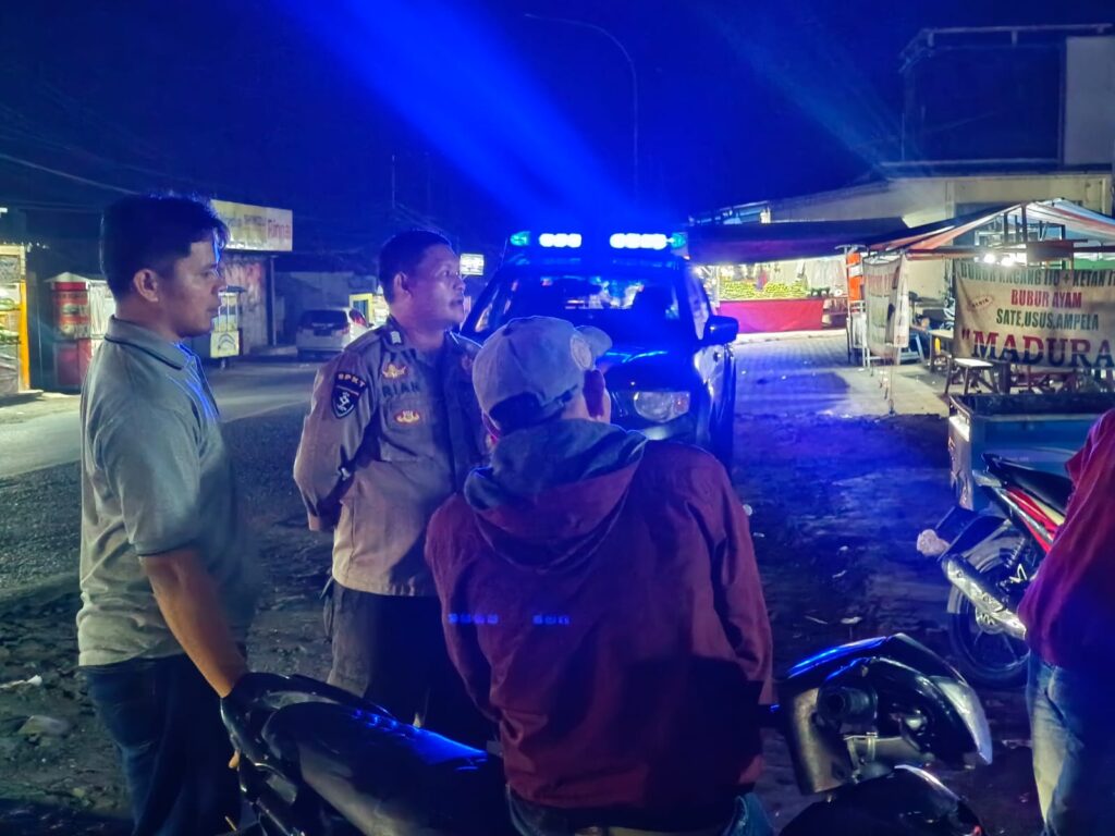 Polsek Banjar Polres Pandeglang Gelar "Patroli Bluelight" demi Situasi Aman dan Kondusif 6 WhatsApp Image 2023 10 26 at 09.18.30