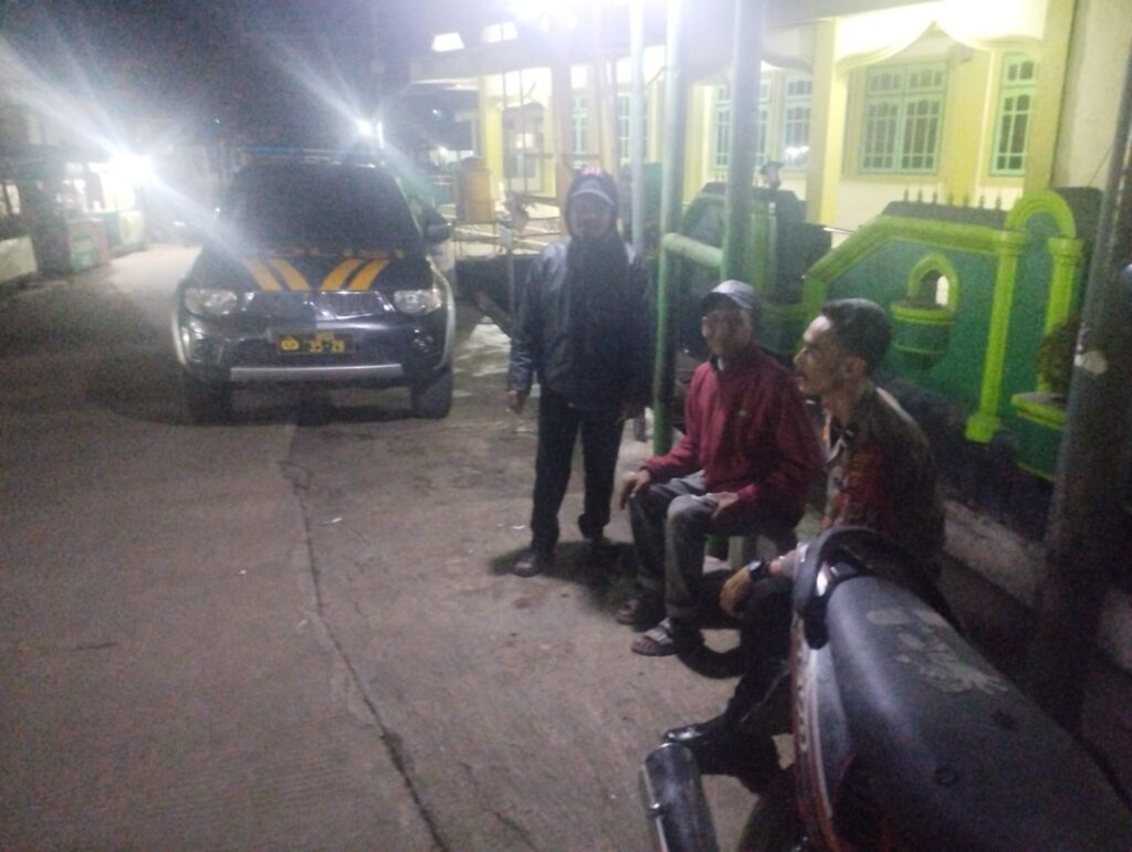 Polsek Cimanuk Polres Pandeglang Melaksanakan Patroli Mobile untuk Meningkatkan Keamanan dan Ketertiban 10 WhatsApp Image 2023 10 26 at 09.37.28 scaled