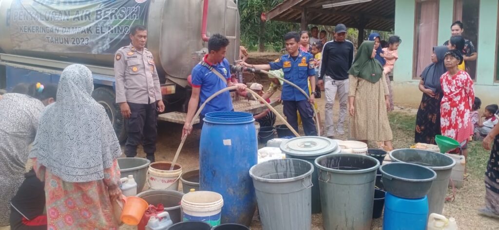 Kapolsek Angsana Distribusikan Bantuan Air Bersih ke Desa yang Terdampak Kekeringan 8 WhatsApp Image 2023 10 26 at 09.41.15